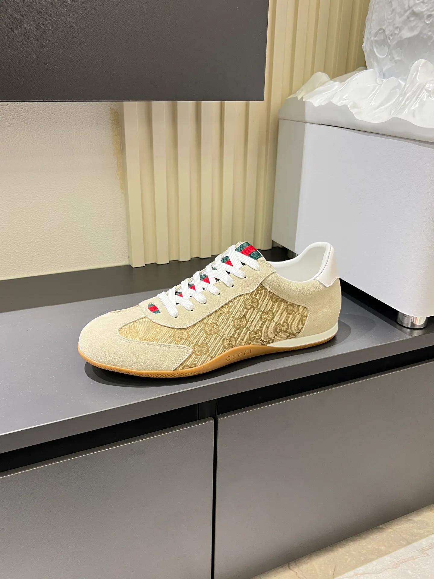 Men's shoes 💰p400 Gucci Shift series sports shoes, featuring lightweight thin sole design, suede + canvas + technical fabric splicing, perfect texture! The tongue and heel have red and green webbing, which is highly recognizable✨. The classic brown + off-white color scheme is retro and modern. The shell-toe shoe shape makes the feet smaller. It is perfect for daily wear or skirts and trousers. The upper fabric + elastic heel is easy to put on and take off, and the wrapping feeling is comfortable. It can be used for commuting and leisure. It has become one of Demna Gvasalia’s hottest items after taking over🔥. size: 38-45!